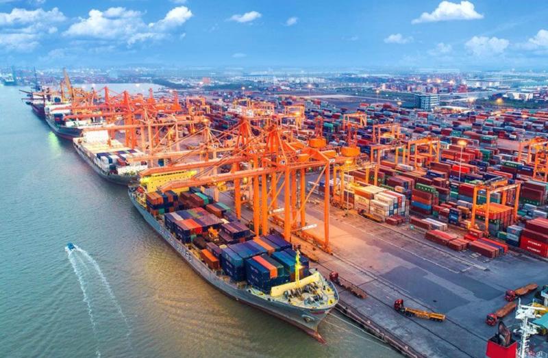 Xuất khẩu “bứt tốc”, cán cân thương mại thặng dư 5,49 tỷ USD