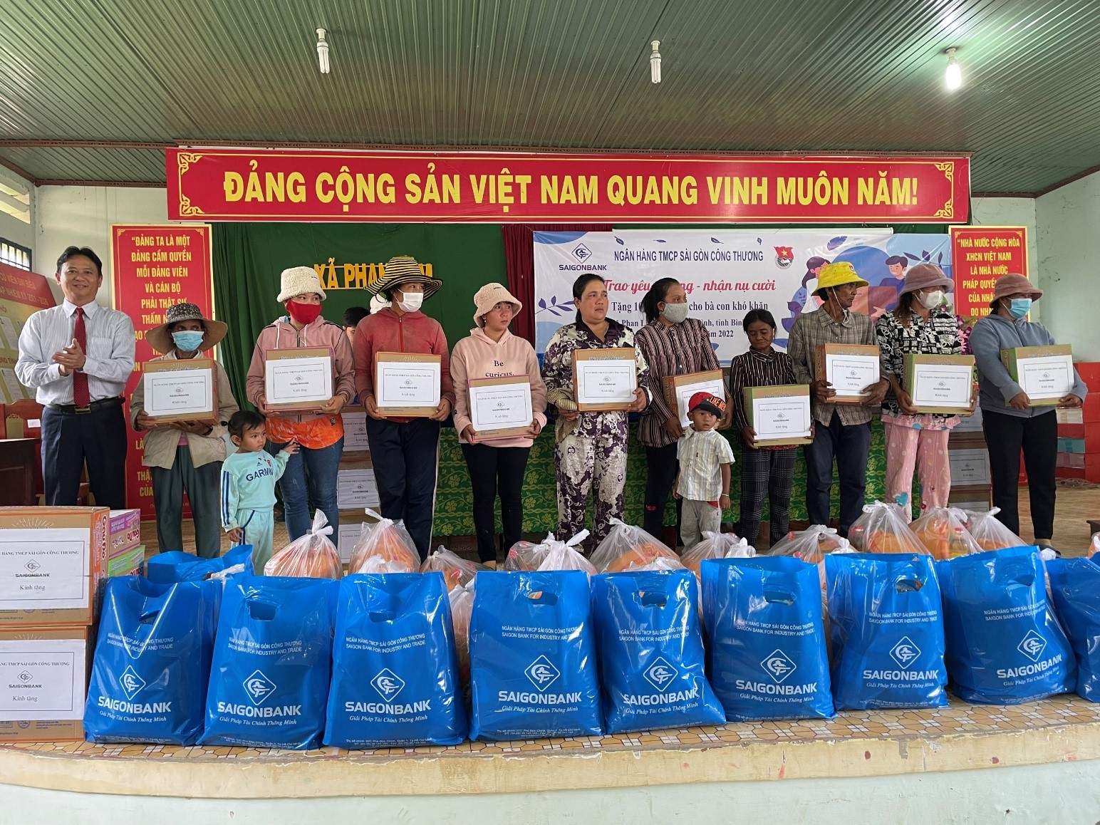 SAIGONBANK trao tặng 200 phần quà cho bà con nghèo ở xã Phan Sơn và xã Phan Lâm, huyện Bắc Bình, tỉnh Bình Thuận