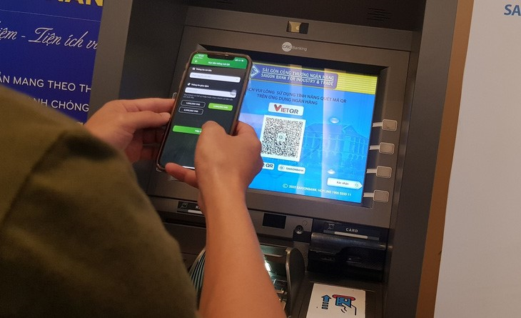 Khỏi cần thẻ, từ nay có thể quét mã QR rút tiền trong ATM