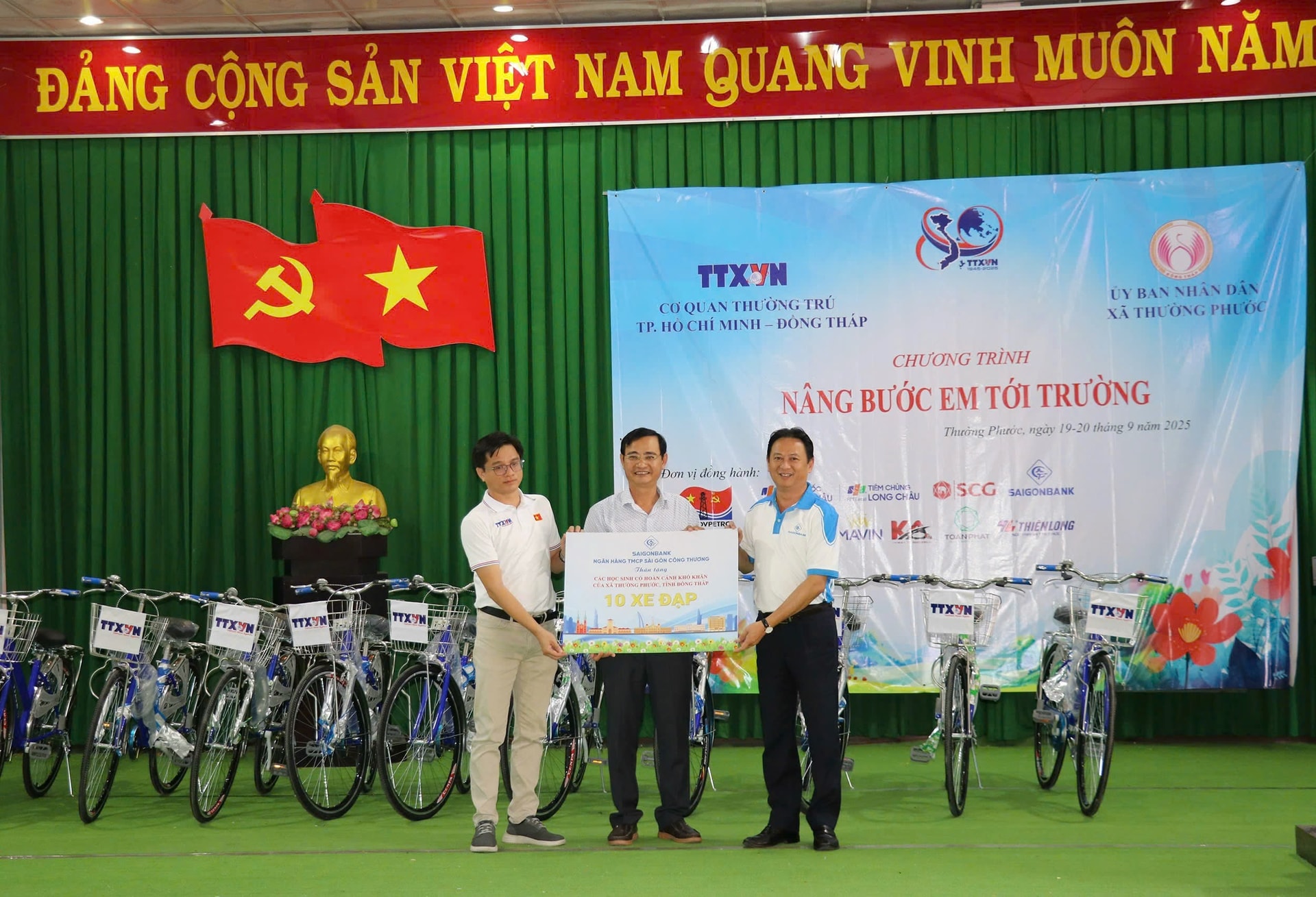 Thông tấn xã Việt Nam tặng 200 triệu đồng “Nâng bước em đến trường” tại Đồng Tháp