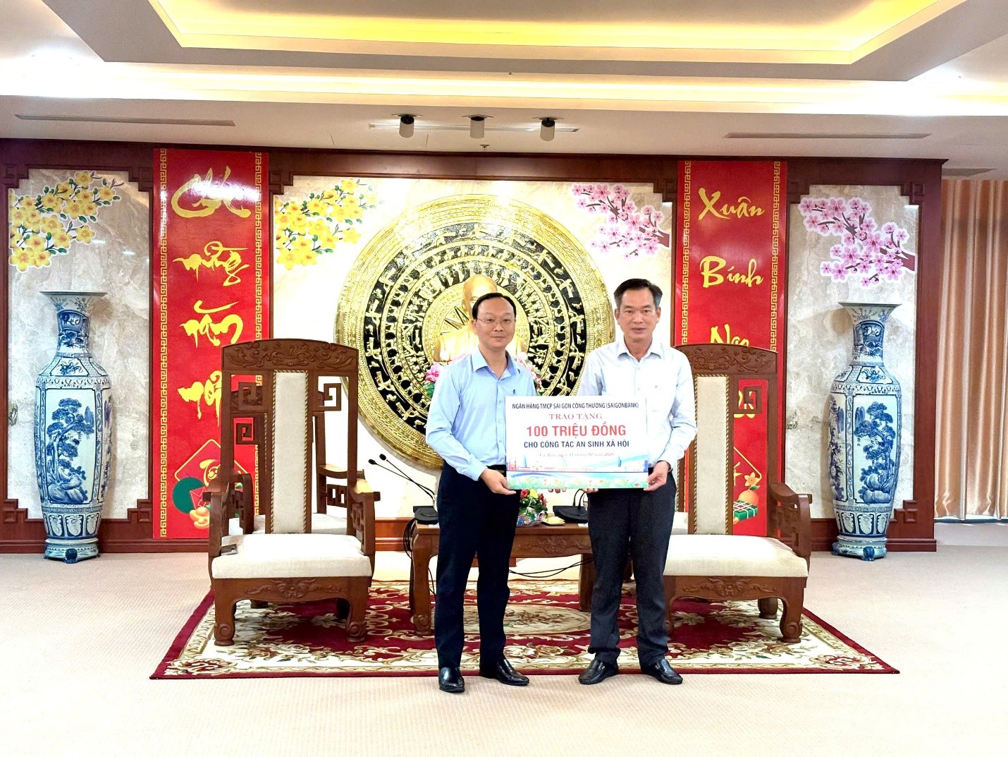 SAIGONBANK TRAO 100 TRIỆU ĐỒNG CHĂM LO TẾT BÍNH NGỌ 2026 CHO BÀ CON NGHÈO TỈNH CÀ MAU