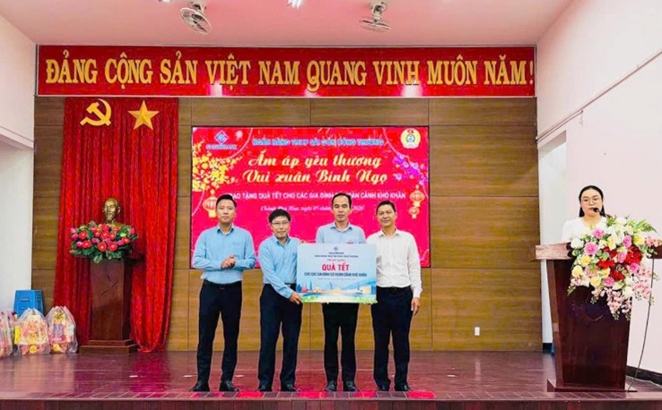 SAIGONBANK – Chi nhánh Bình Dương trao 160 phần quà Tết cho người dân có hoàn cảnh khó khăn